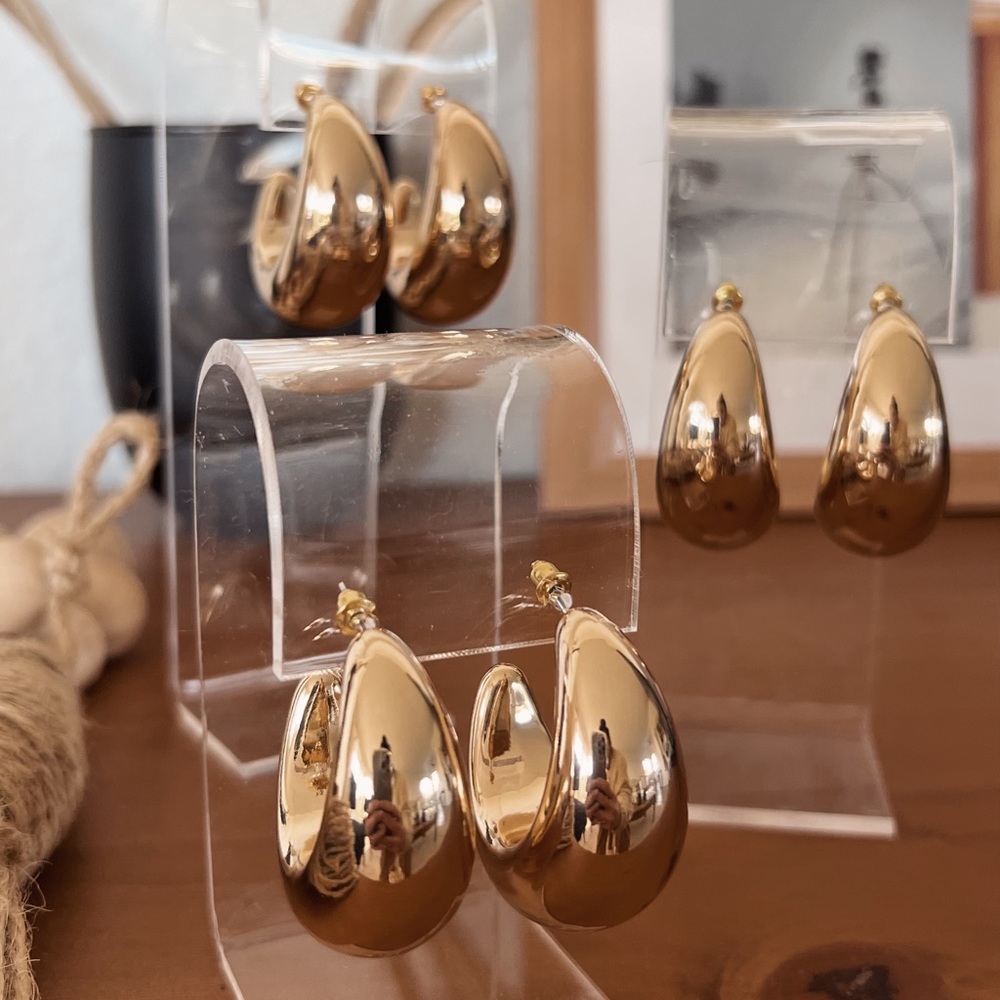 LAST PAIR!! CHUNKY GOLD HOOP EARRINGS - Picture 3 of 5